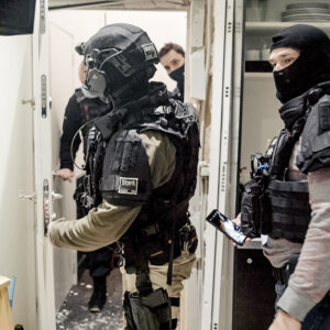 Brusselse politie overmeestert man die zwaar onder invloed is en in overdrive gaat