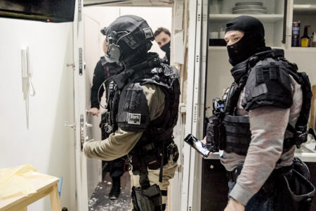 Brusselse politie overmeestert man die zwaar onder invloed is en in overdrive gaat